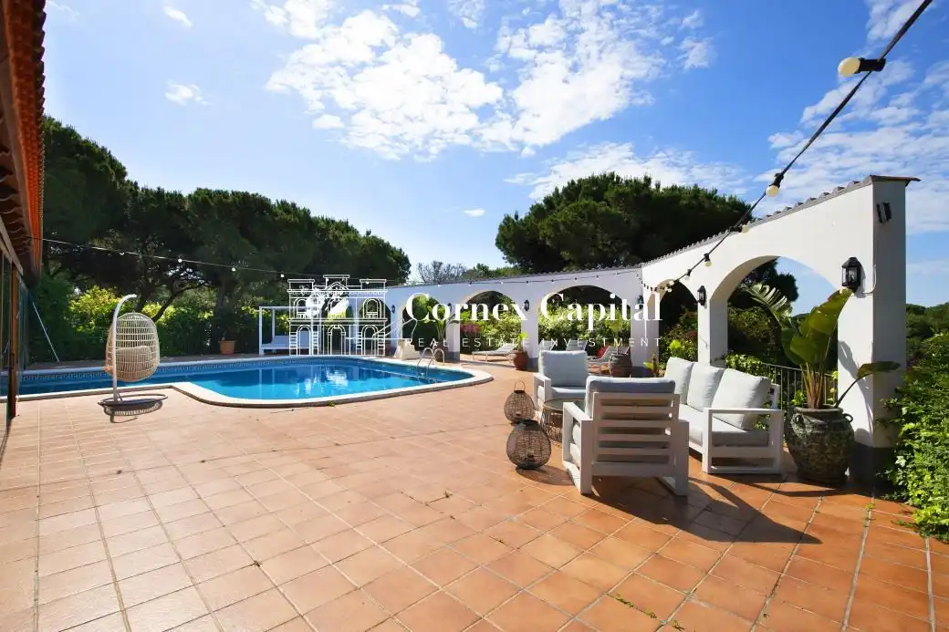 Außenansicht von Country house zum Verkauf in Sant Andreu de Llavaneres mit Privatgarten, Terrasse und Schwimmbad