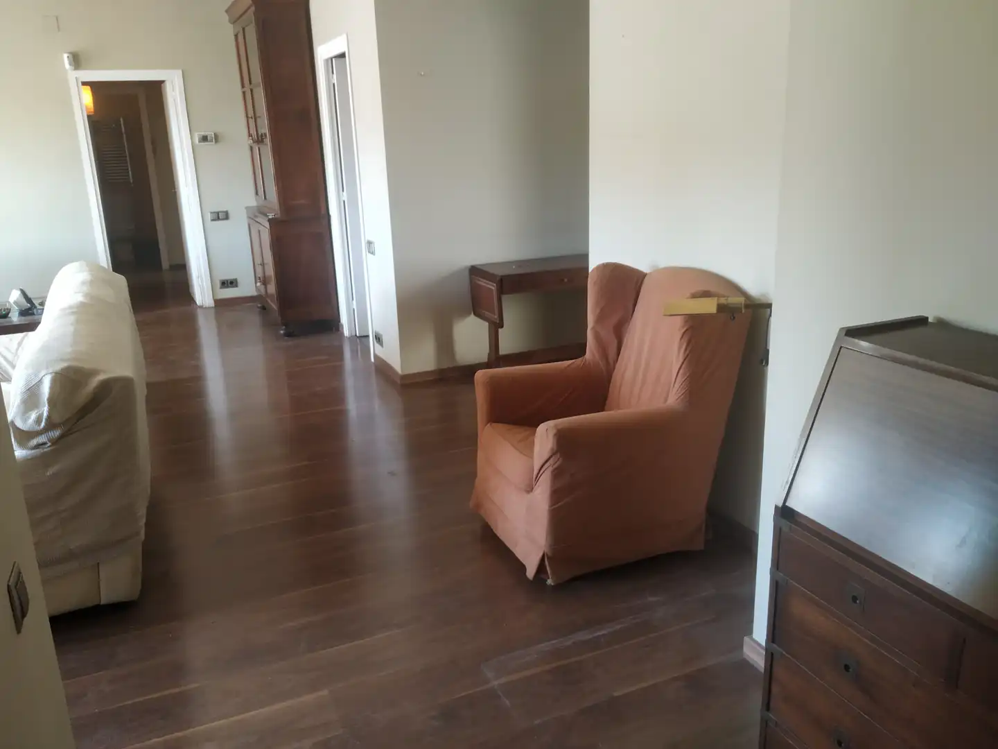 Wohnzimmer von Dachboden zur Miete in Barcelona mit Heizung, Ofen und Balkon