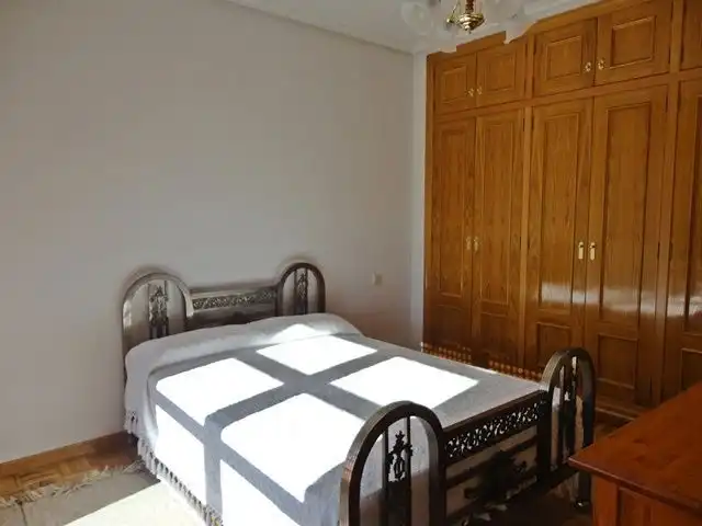 Habitación de Casa adosada en venta en Hontoria del Pinar con Calefacción, Terraza y Trastero