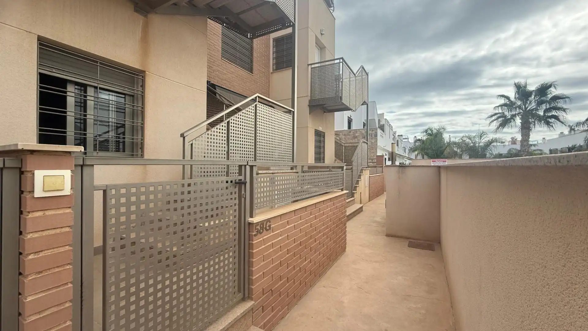 Vista exterior de Àtic en venda en Pilar de la Horadada amb Aire condicionat, Terrassa i Moblat