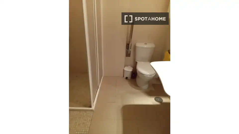 Baño de Piso de alquiler en Sevilla con Aire acondicionado, Calefacción y Amueblado