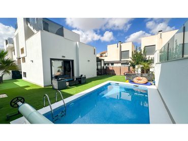 Casa con piscina en venta en Calle Cesar Mateo Cid