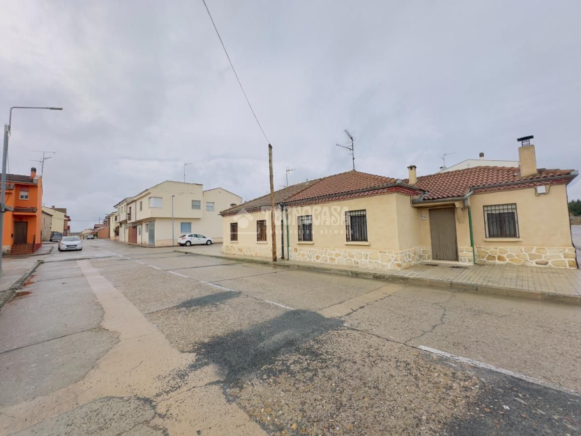 Vista exterior de Casa o xalet en venda en Cabezuela amb Calefacció i Traster