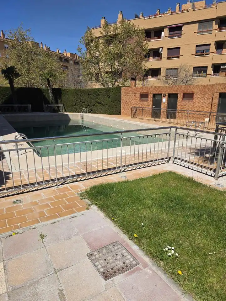 Piscina de Piso en venta en Zaragoza con Aire acondicionado, Calefacción y Jardín privado