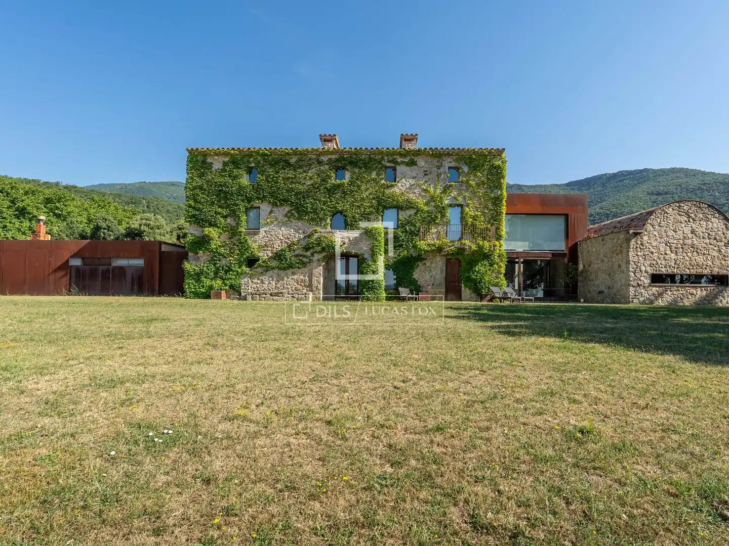 Vista exterior de Finca rústica en venda en Maçanet de Cabrenys amb Calefacció, Jardí privat i Traster