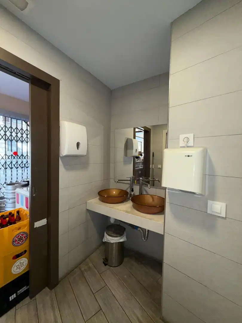 Badezimmer von Geschaftsraum zur Miete in Barcelona mit Klimaanlage