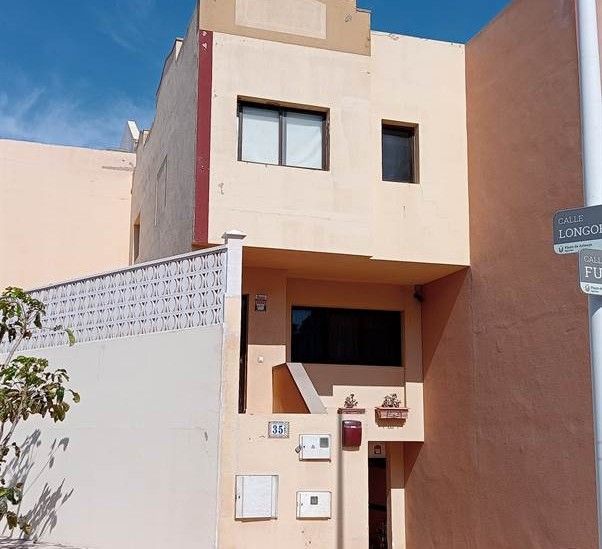 Vista exterior de Casa adosada en venta en Agüimes