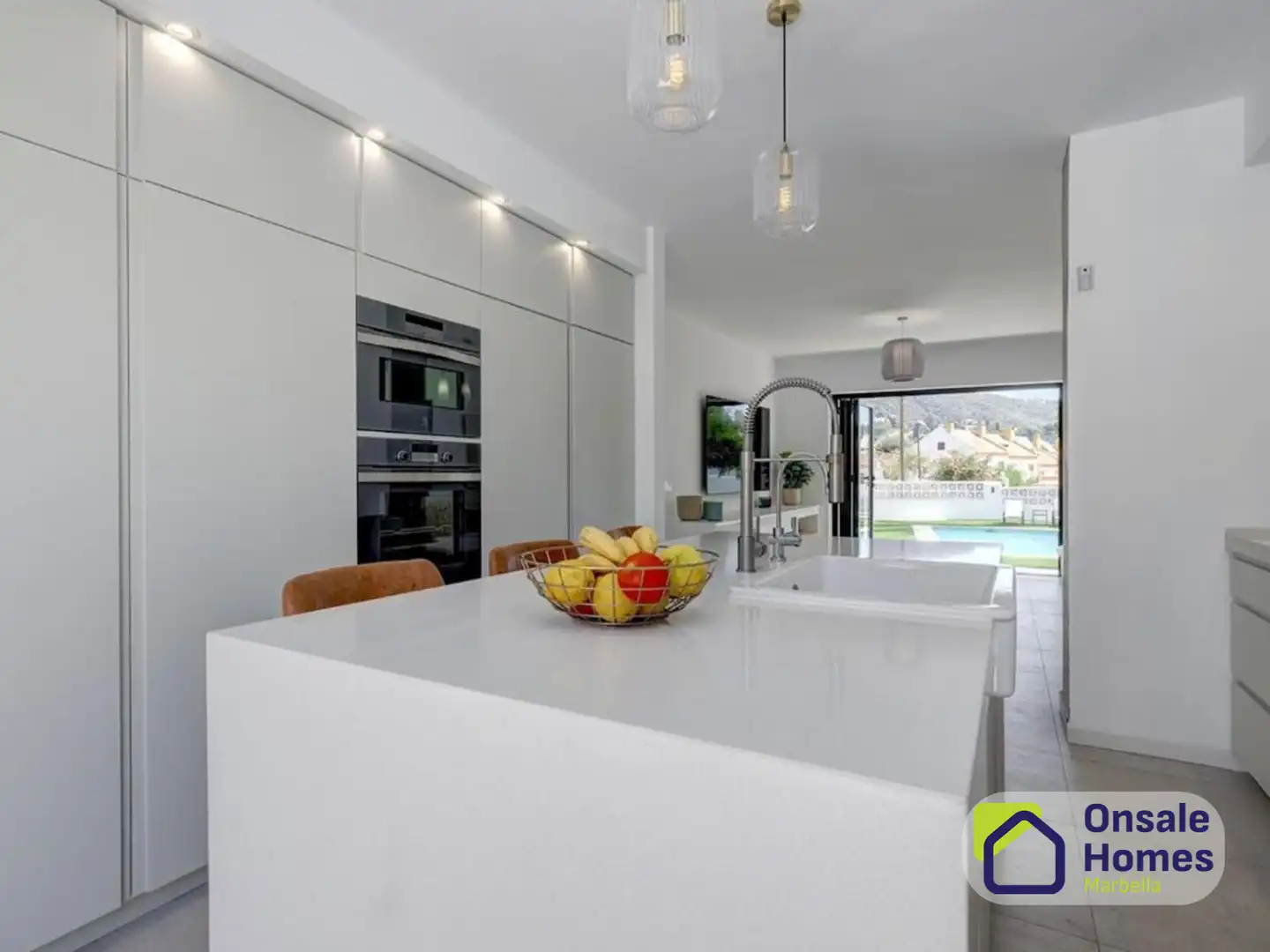 Cuina de Casa o xalet en venda en Marbella amb Aire condicionat, Jardí privat i Terrassa