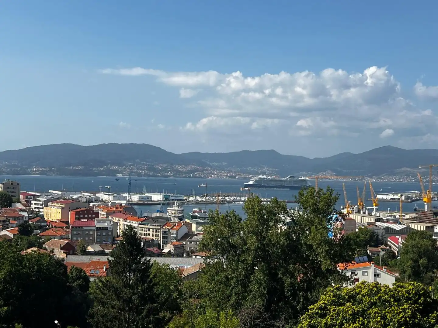 Vista exterior de Piso en venta en Vigo  con Terraza y Balcón