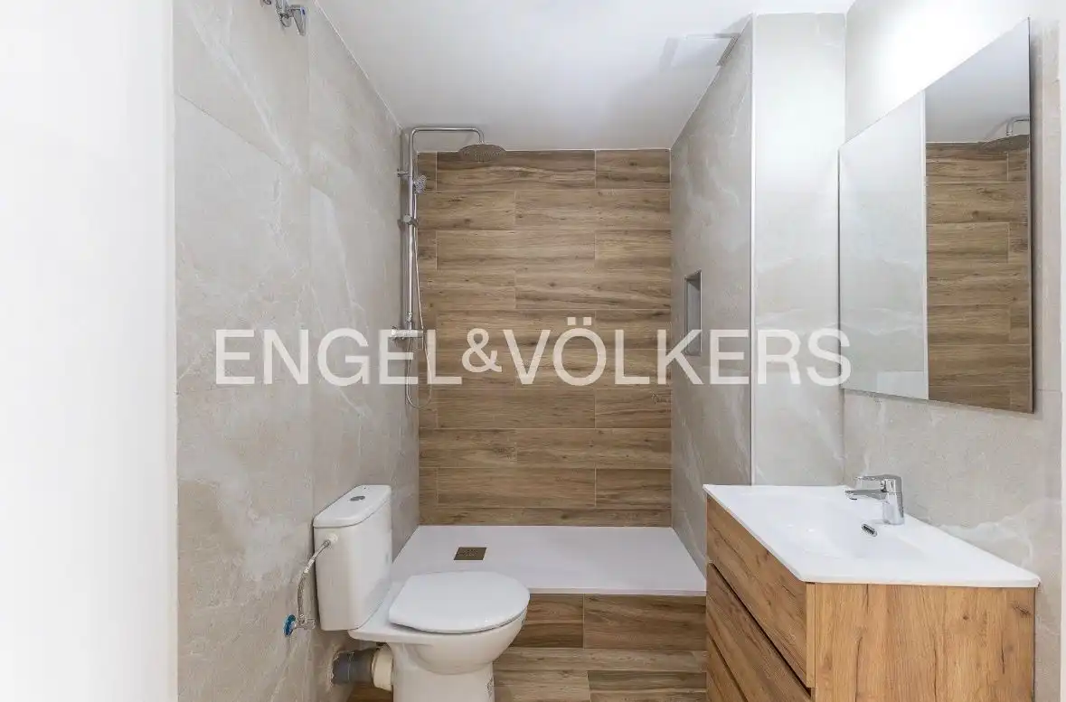 Bathroom of Flat for sale in Fuenlabrada  with Air Conditioner and Heating