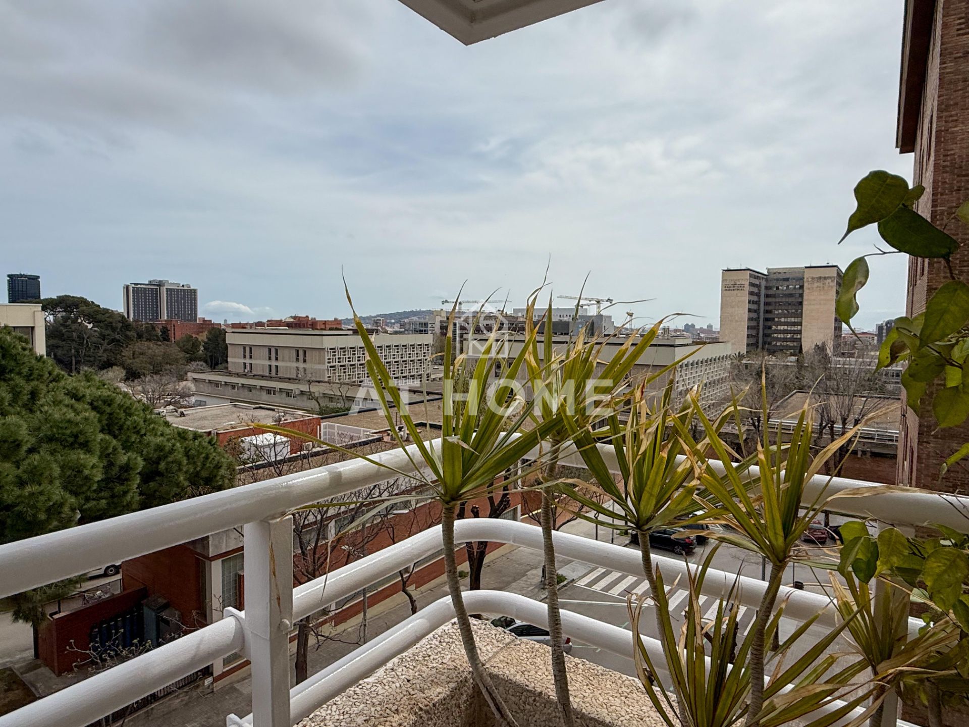 Exterior view of Flat for sale in  Barcelona Capital  with Heating, Terrace and Balcony