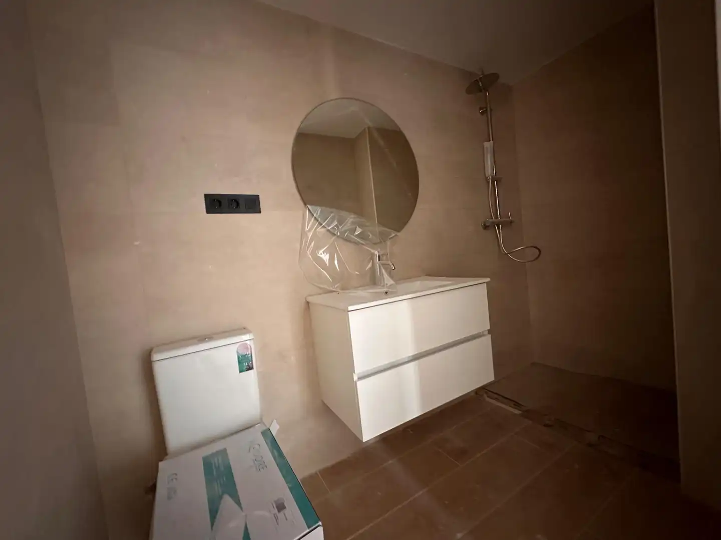 Badezimmer von Dachboden zum Verkauf in Calonge i Sant Antoni mit Klimaanlage, Heizung und Privatgarten