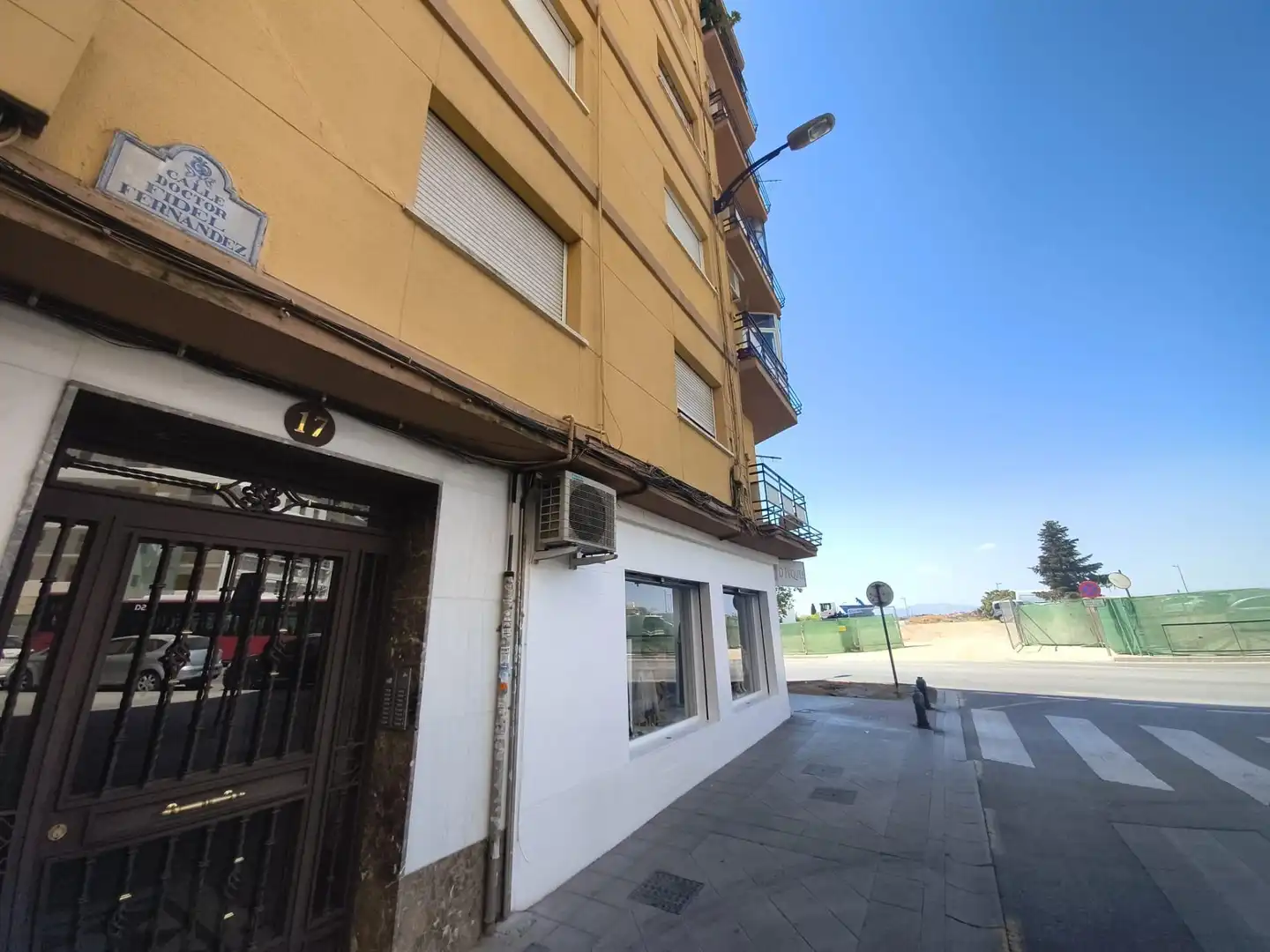 Vista exterior de Local de lloguer en Granada