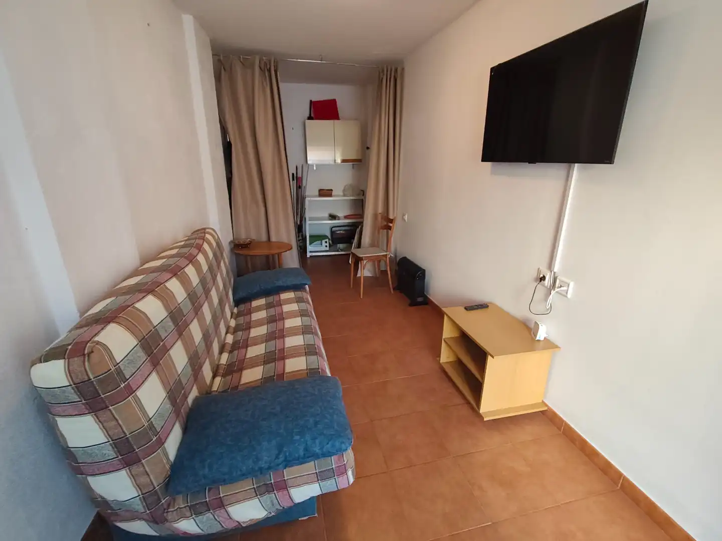 Sala d'estar de Casa o xalet en venda en Nava del Rey amb Moblat, Rentadora i Microones