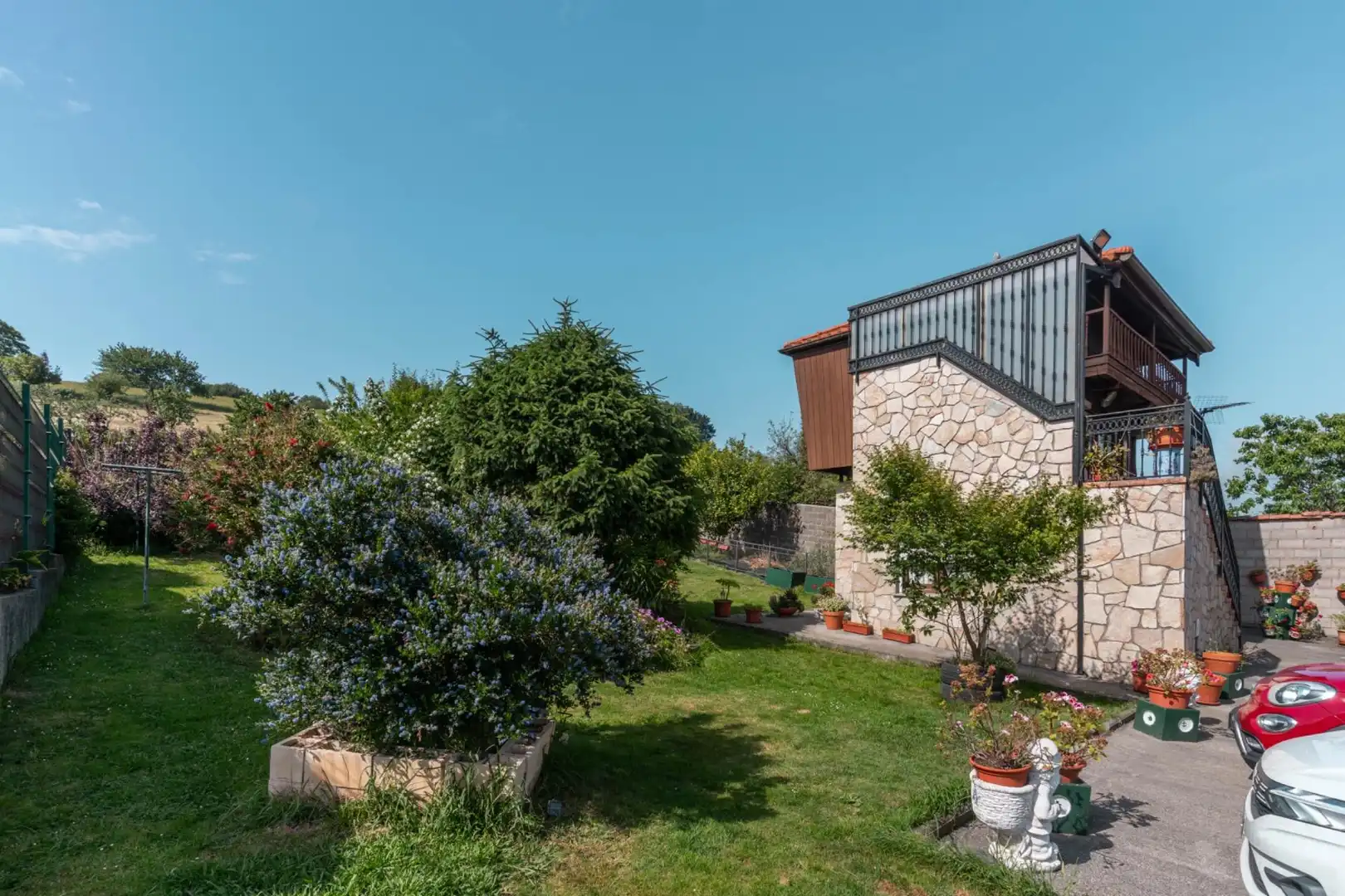 Vista exterior de Casa o xalet en venda en Muros de Nalón amb Calefacció, Jardí privat i Terrassa