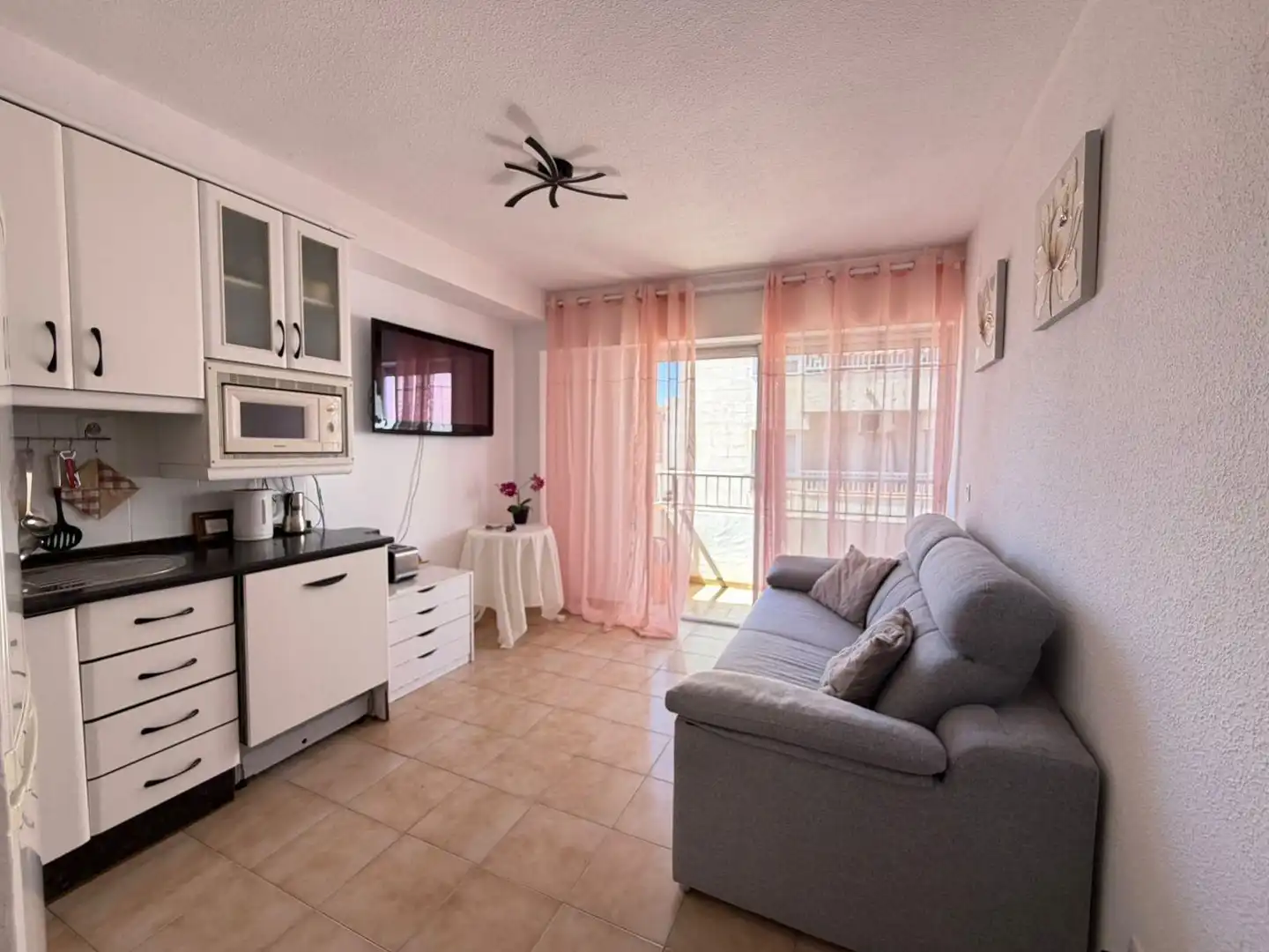 Sala de estar de Apartamento en venta en Torrevieja con Aire acondicionado, Terraza y Amueblado