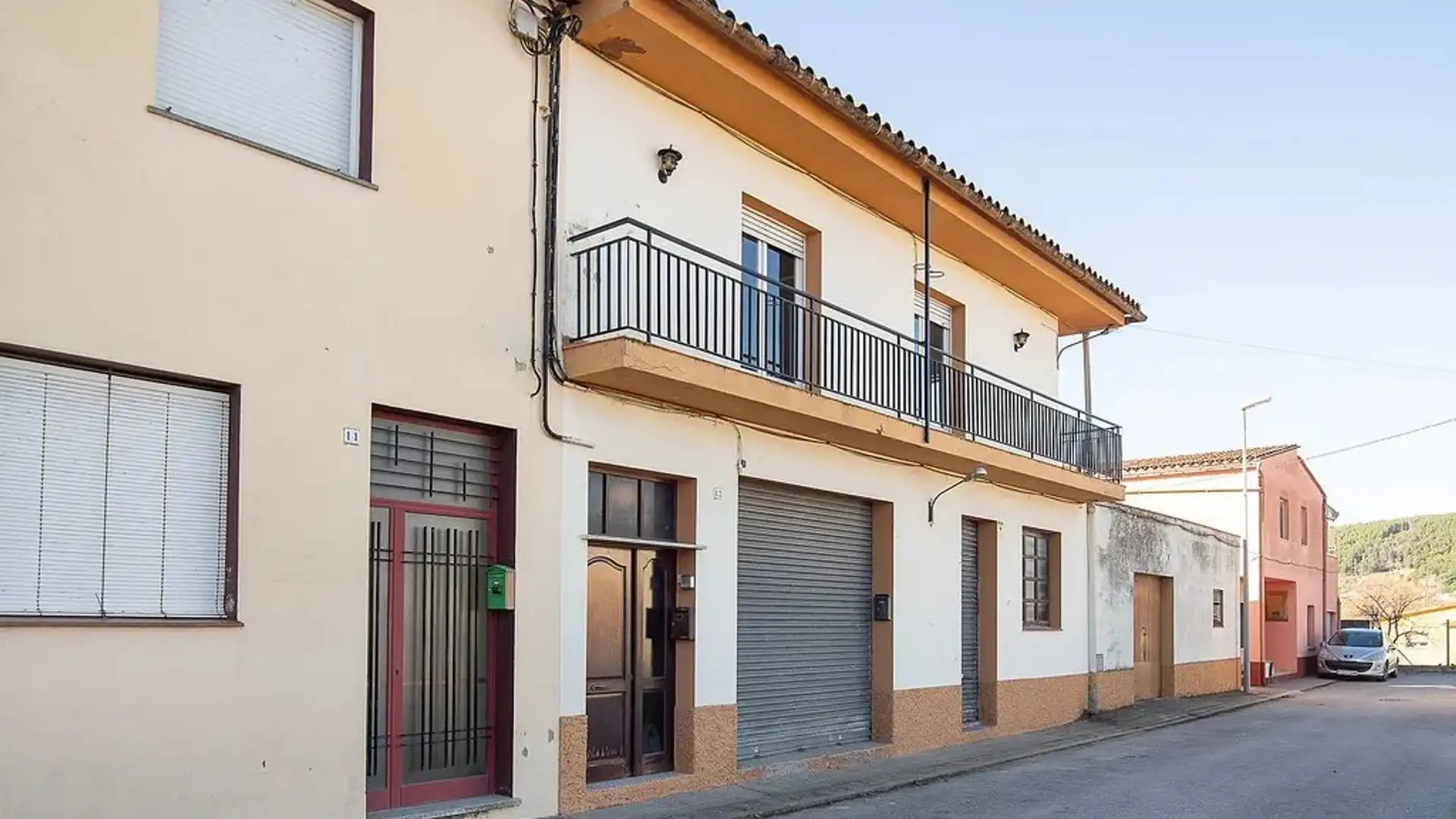 Vista exterior de Casa adosada en venda en Girona Capital amb Calefacció, Terrassa i Traster