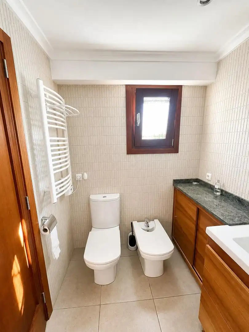 Badezimmer von Erdgeschoss zur Miete in Alcúdia mit Klimaanlage, Terrasse und Möbliert