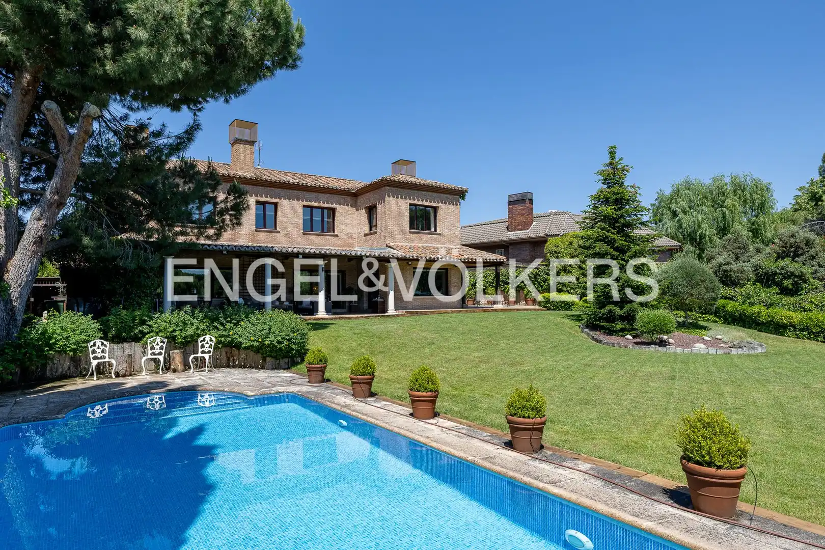 Vista exterior de Casa o xalet en venda en Majadahonda amb Calefacció, Jardí privat i Terrassa