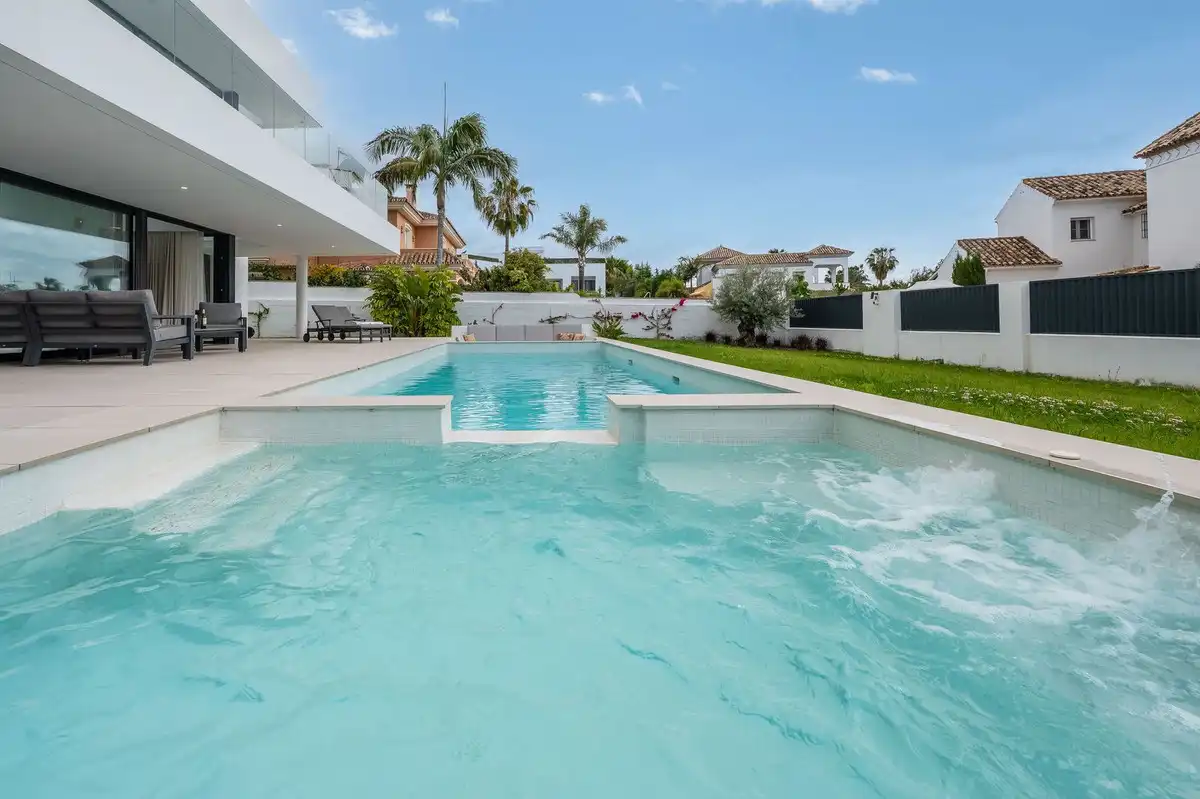 Chalet con jardín en venta en Avenida Pablo Ruiz Picasso 11, imagen 2