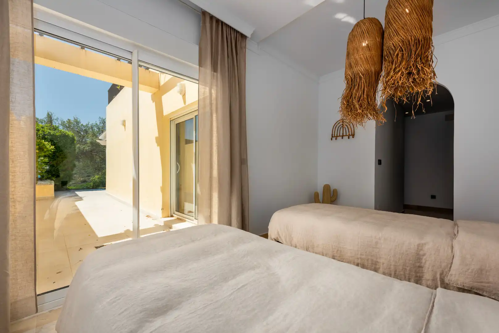Schlafzimmer von Erdgeschoss zum Verkauf in Sotogrande mit Klimaanlage, Privatgarten und Terrasse