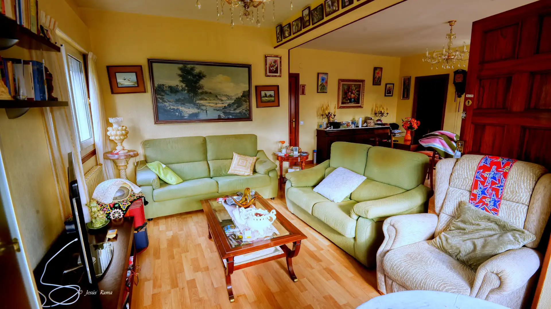Sala d'estar de Casa o xalet en venda en Oleiros amb Jardí privat, Traster i Moblat