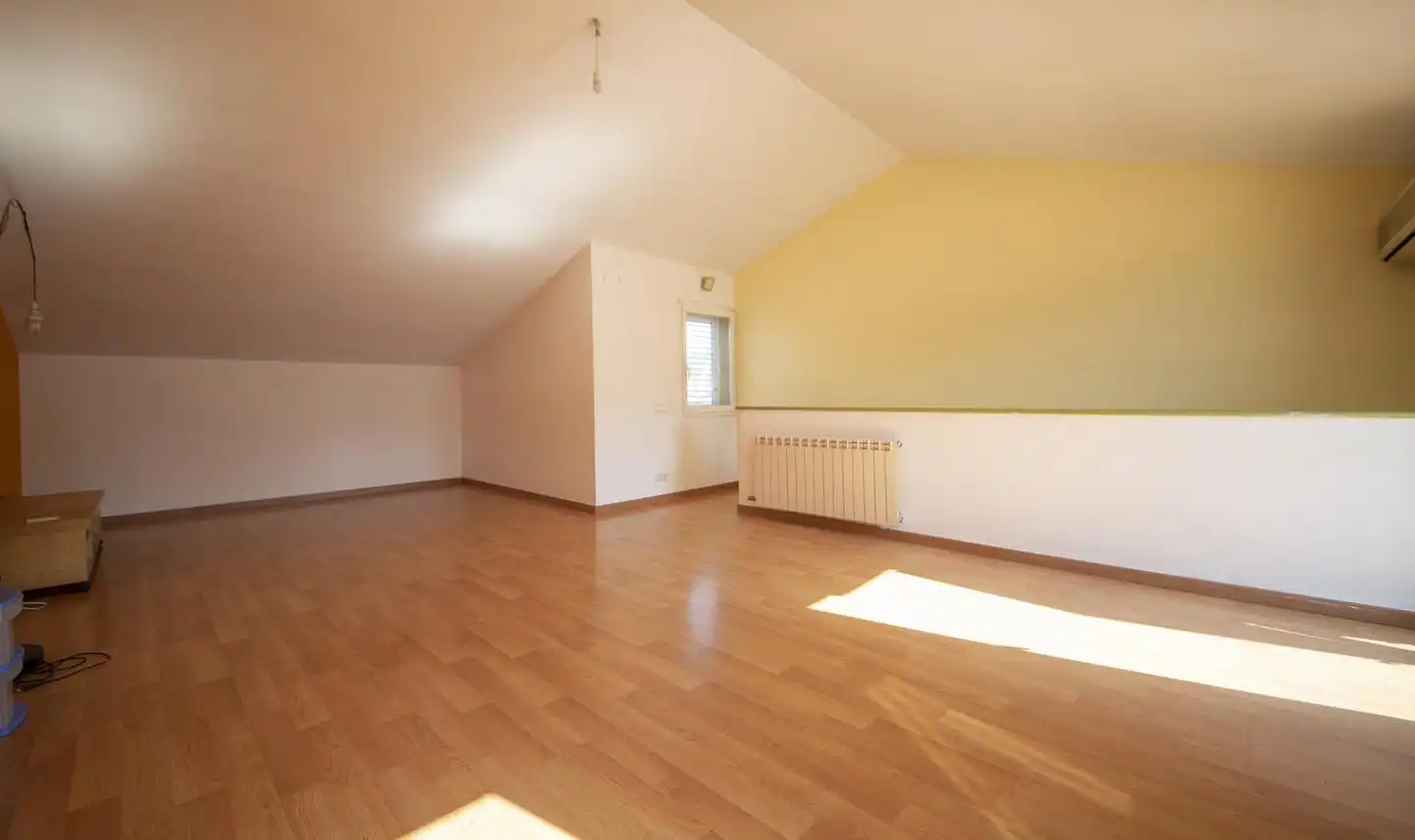 Schlafzimmer von Einfamilien-Reihenhaus zum Verkauf in Rubí mit Heizung und Möbliert