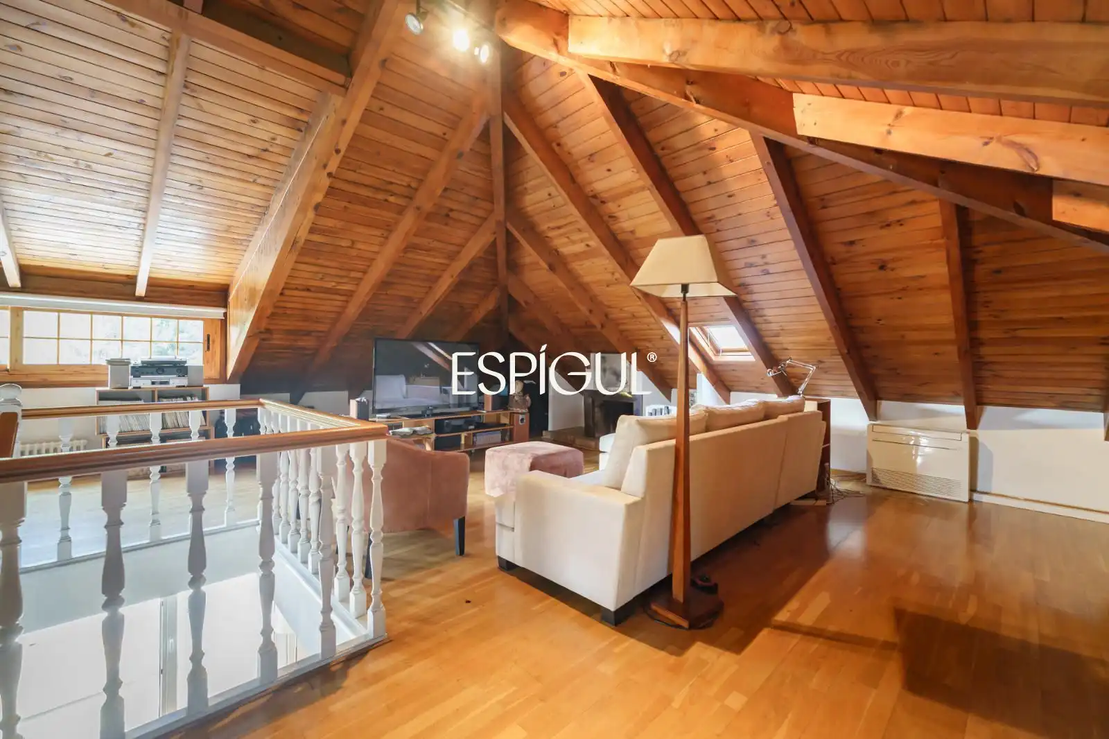 Living room of Houses for sale in Sant Cugat del Vallès  with Air Conditioner, Heating and Parquet flooring