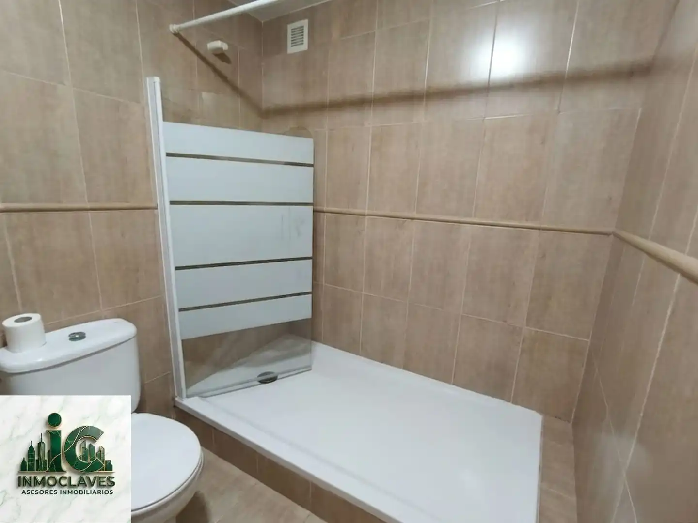 Badezimmer von Wohnung zum Verkauf in Algeciras mit Terrasse, Schwimmbad und Möbliert