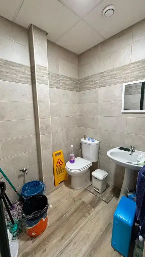 Badezimmer von Fabrikhallen zur Miete in Brenes