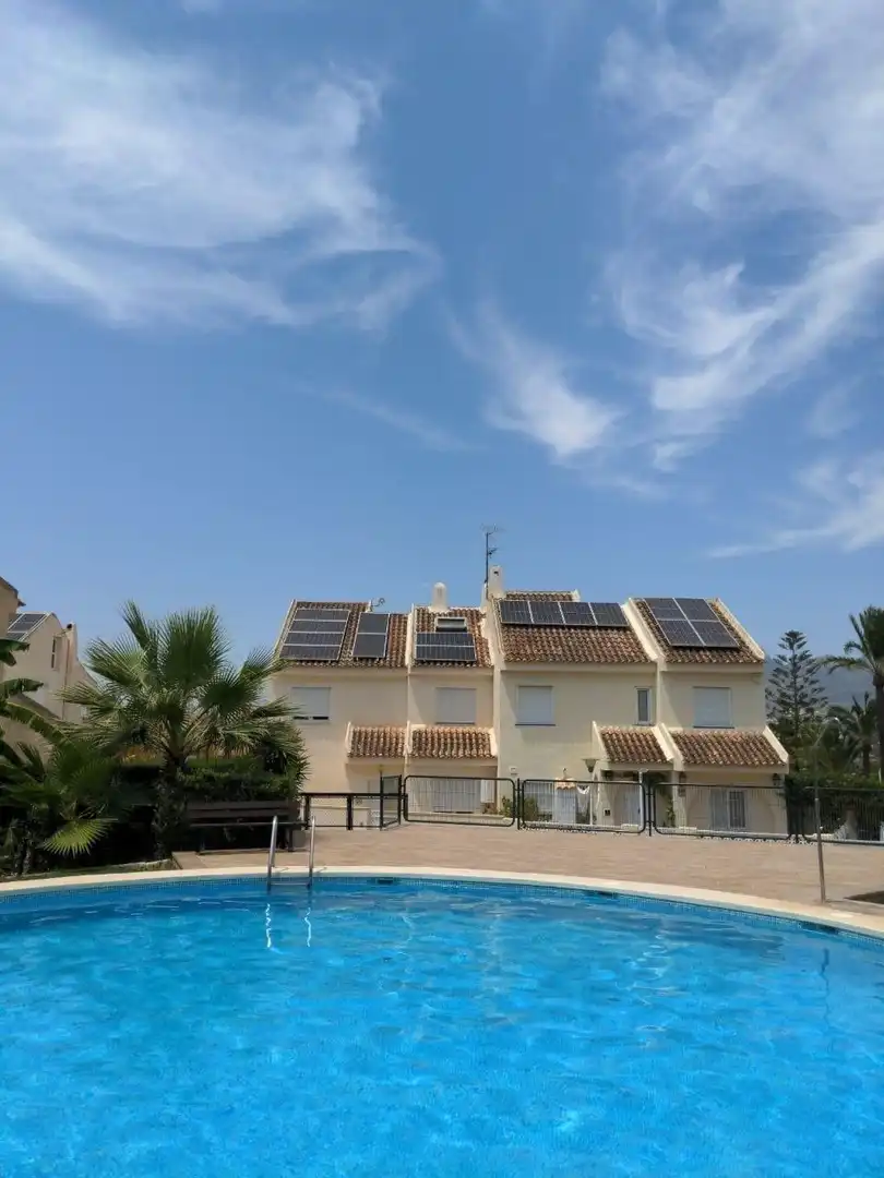 Casa aparellada amb piscina en venda a Calle NAPOLES, imagen 29