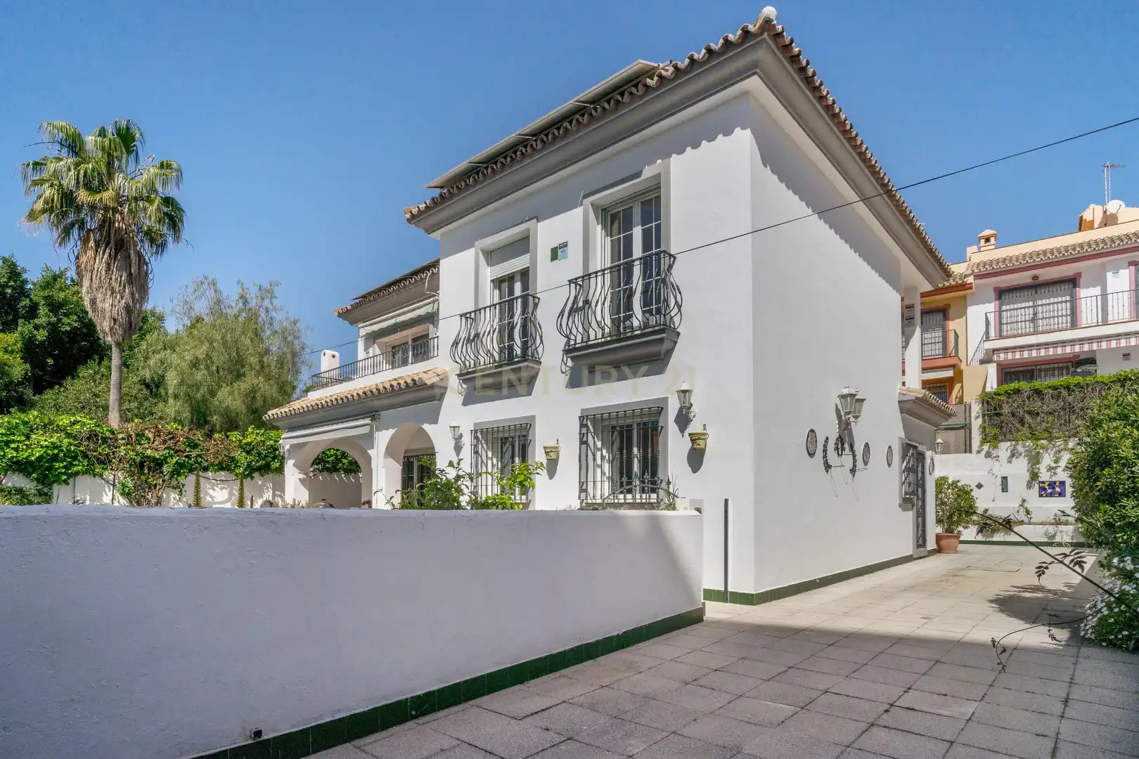 Vista exterior de Casa o xalet en venda en Fuengirola amb Aire condicionat, Jardí privat i Traster