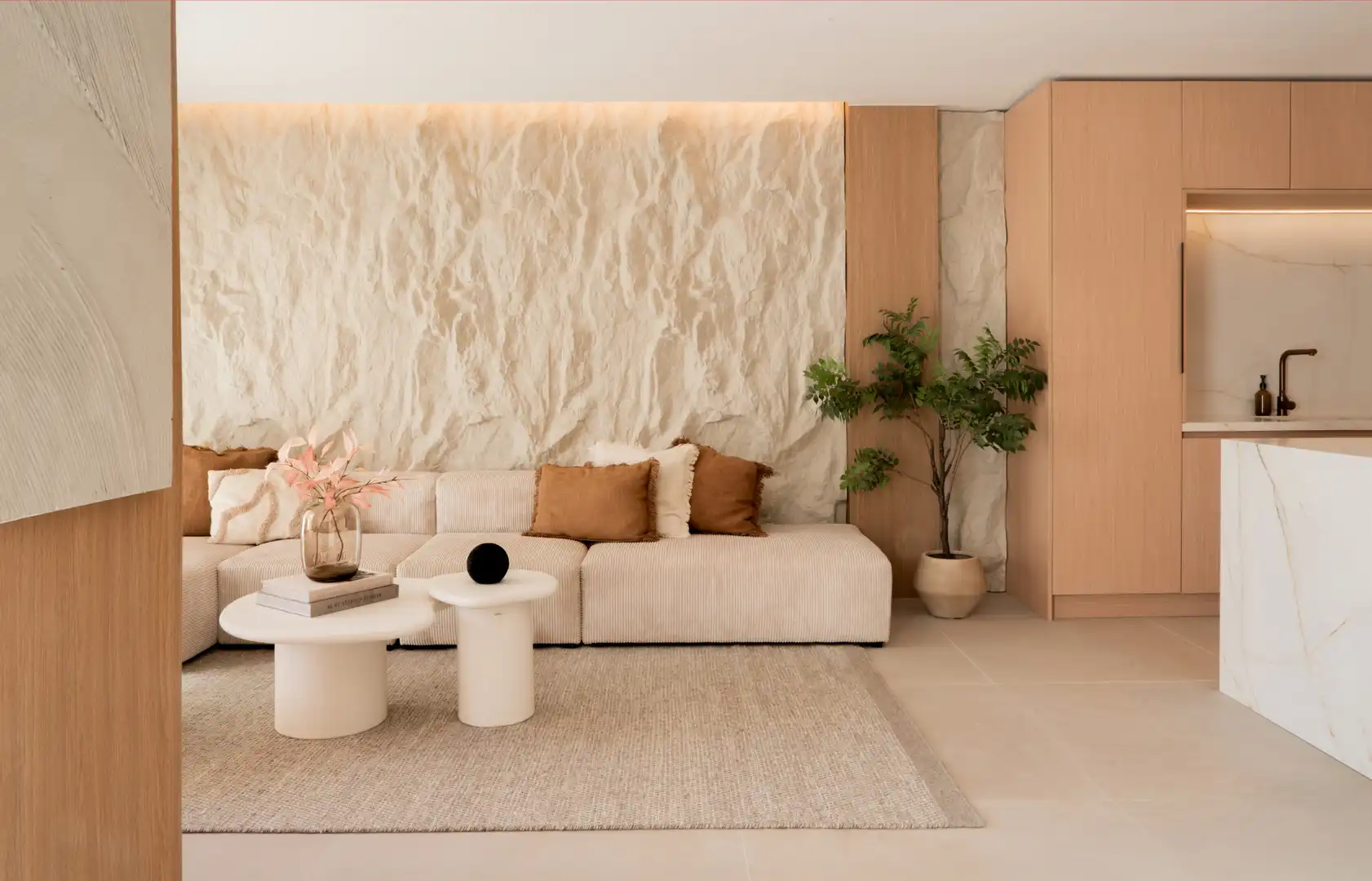 Sala d'estar de Casa adosada en venda en Marbella amb Aire condicionat, Jardí privat i Terrassa