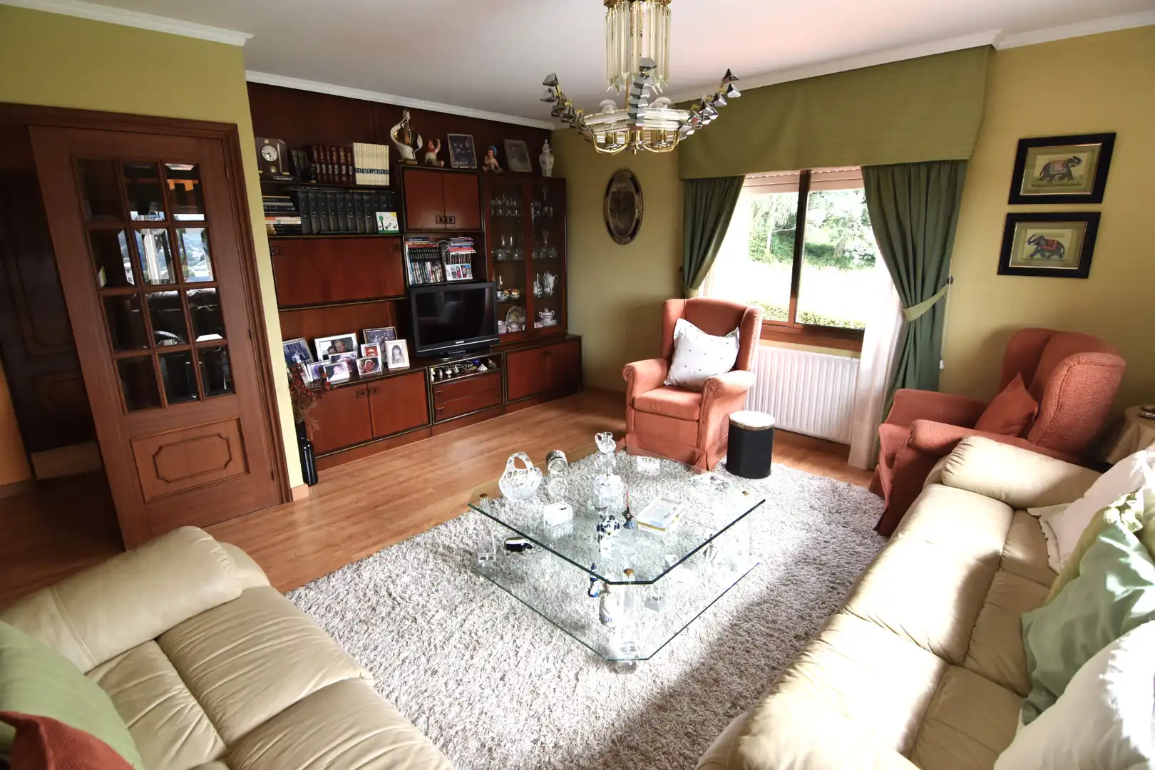 Sala de estar de Casa o chalet en venta en Oleiros con Calefacción, Jardín privado y Parquet