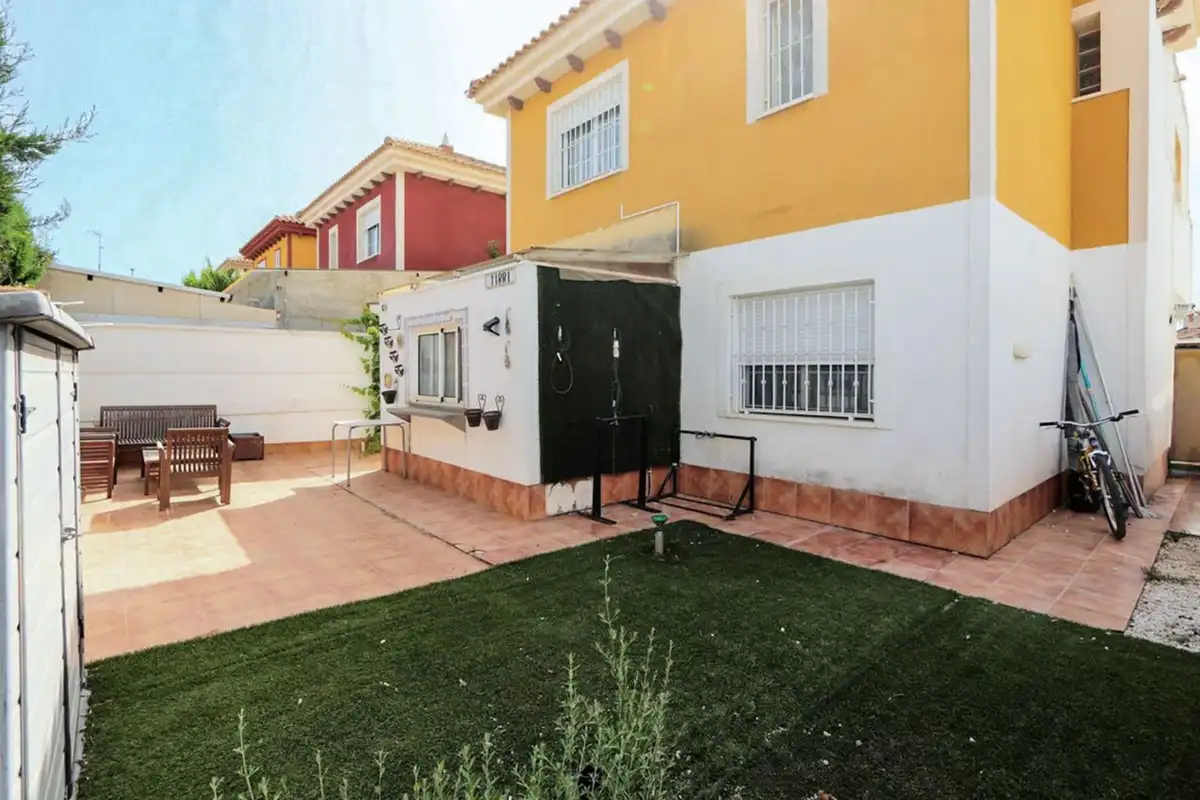 Vista exterior de Casa o xalet en venda en Murcia amb Aire condicionat, Jardí privat i Terrassa