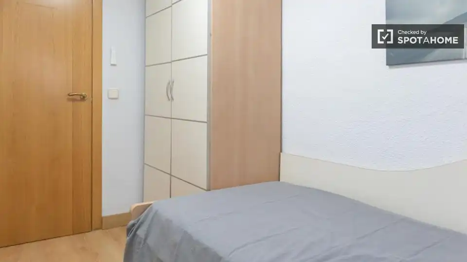 Dormitori de Pis per a compartir en Madrid amb Aire condicionat, Calefacció i Terrassa