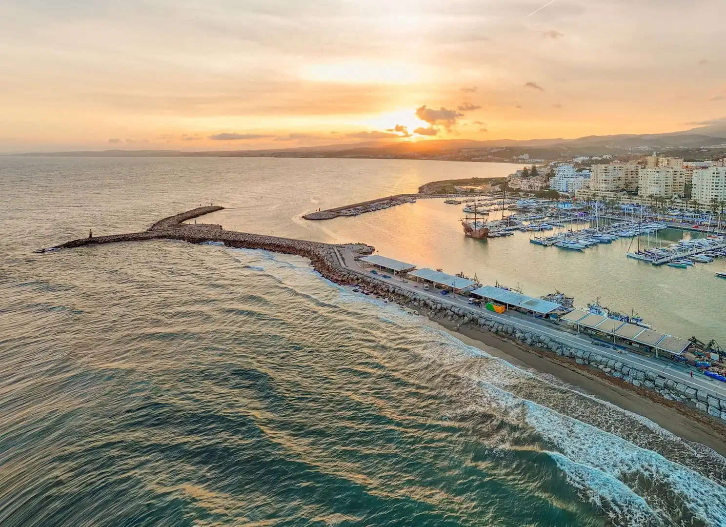 Vista exterior de Casa o chalet en venta en Estepona con Aire acondicionado, Terraza y Piscina comunitaria