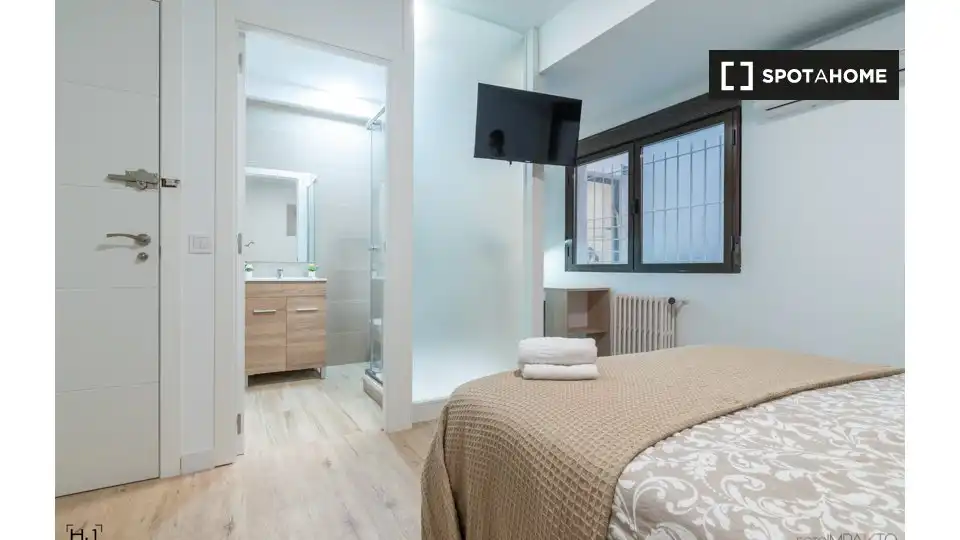 Bedroom of Flat for rent in Madrid  with Air Conditioner, Heating and Furnished
