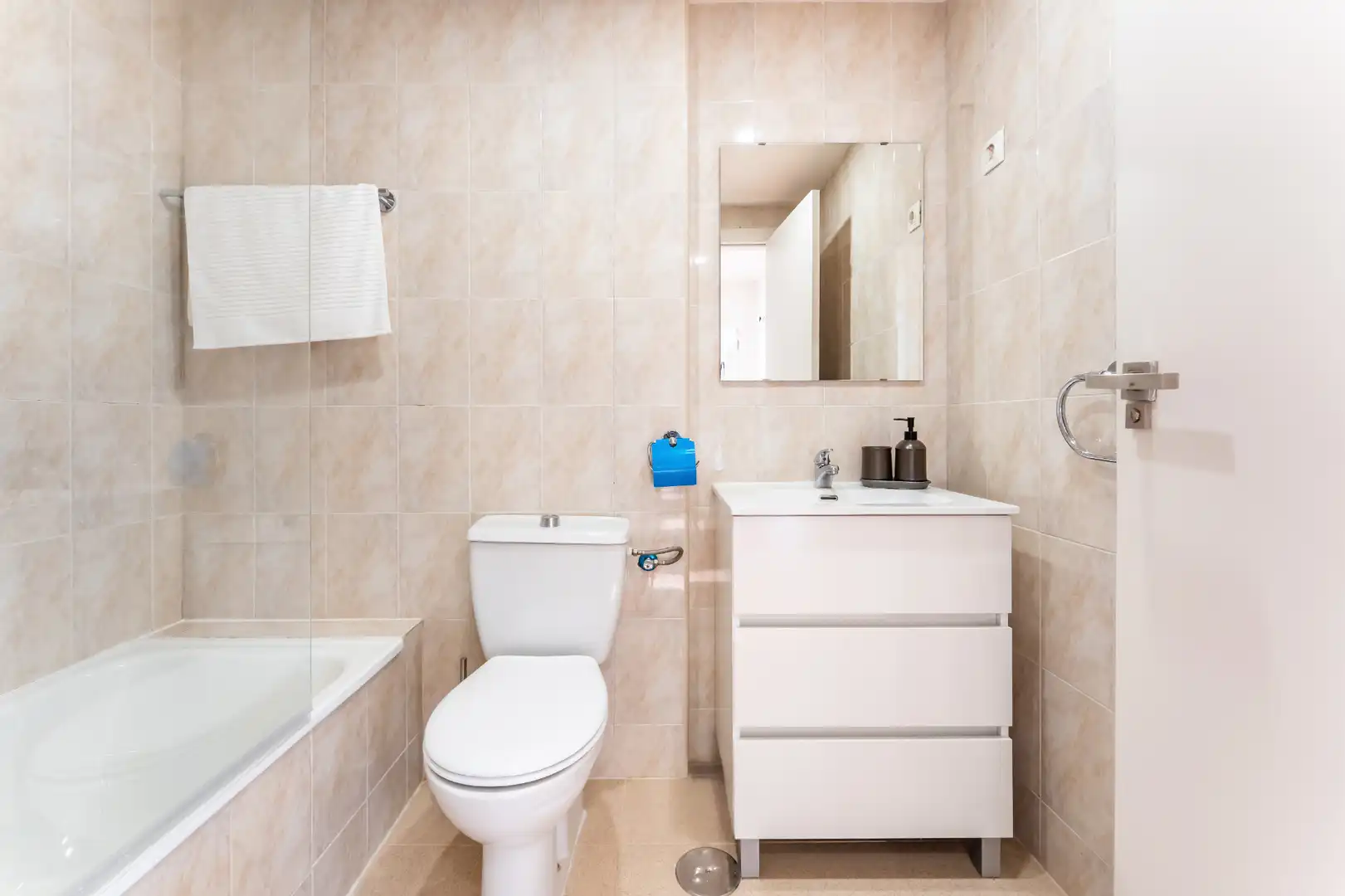 Bathroom of Ground floor for rent in Madrid  with Air Conditioner, Heating and Parquet flooring