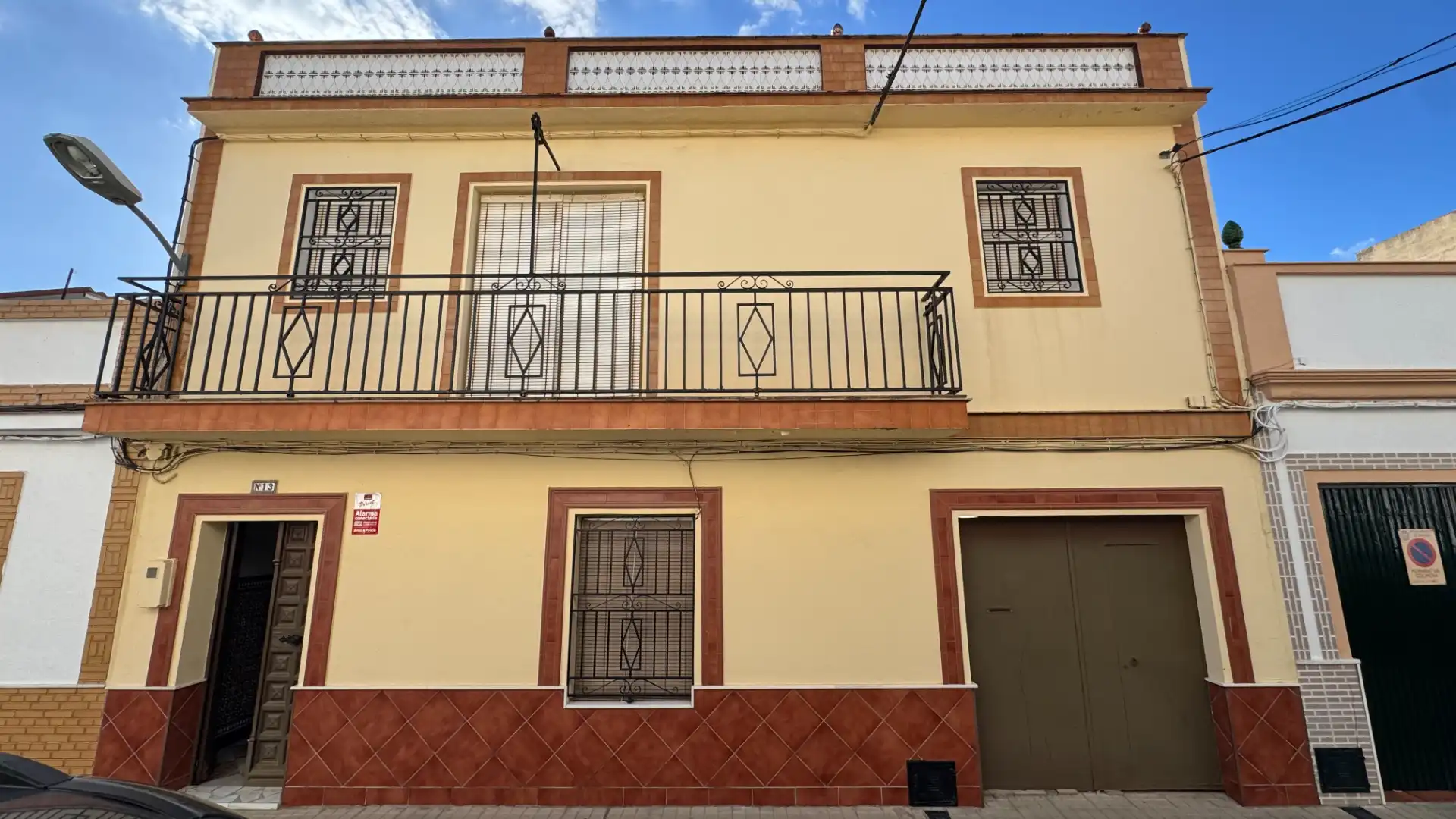 Vista exterior de Casa o xalet en venda en Brenes amb Aire condicionat, Traster i Moblat