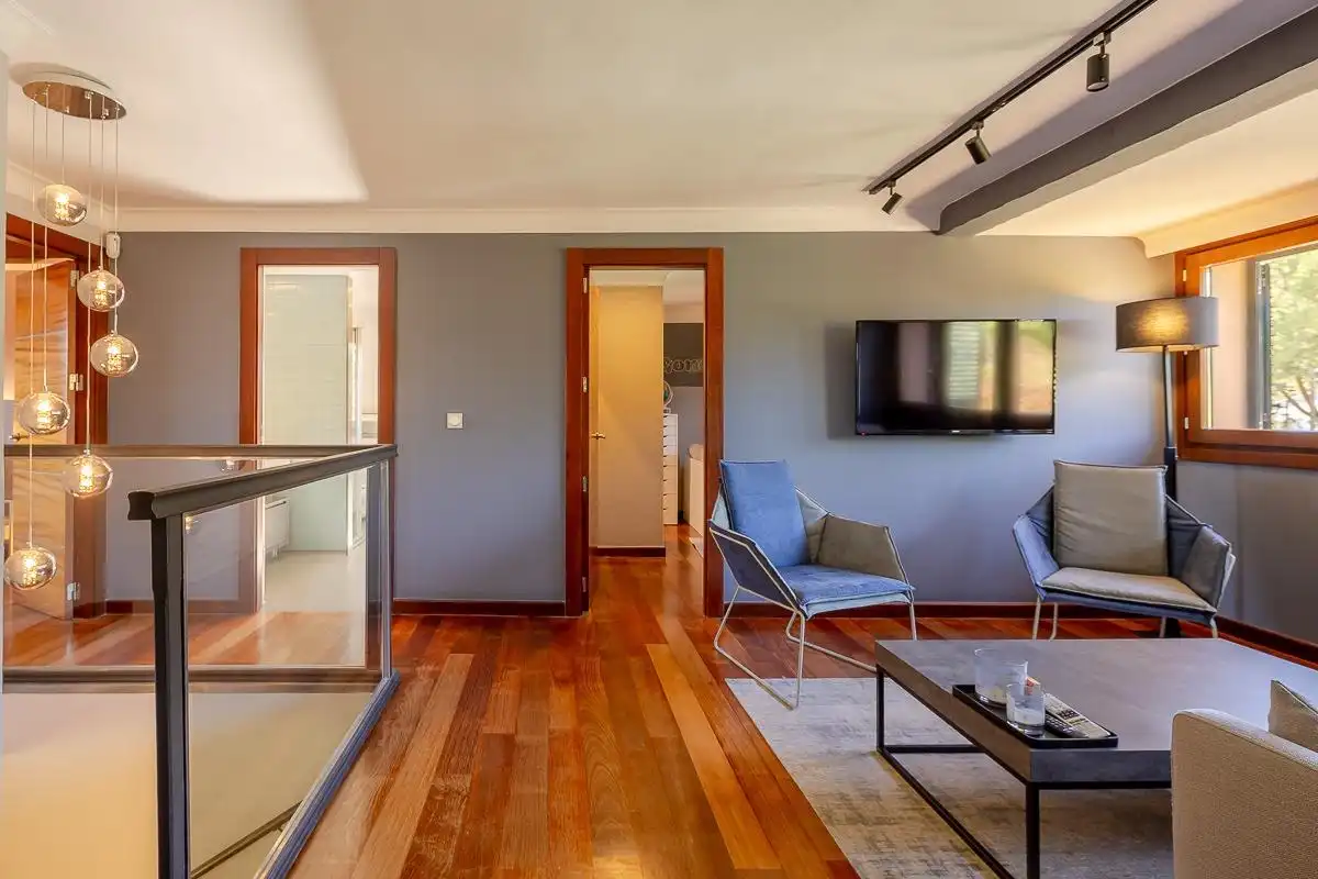Sala de estar de Casa adosada en venta en Boadilla del Monte con Aire acondicionado, Calefacción y Jardín privado