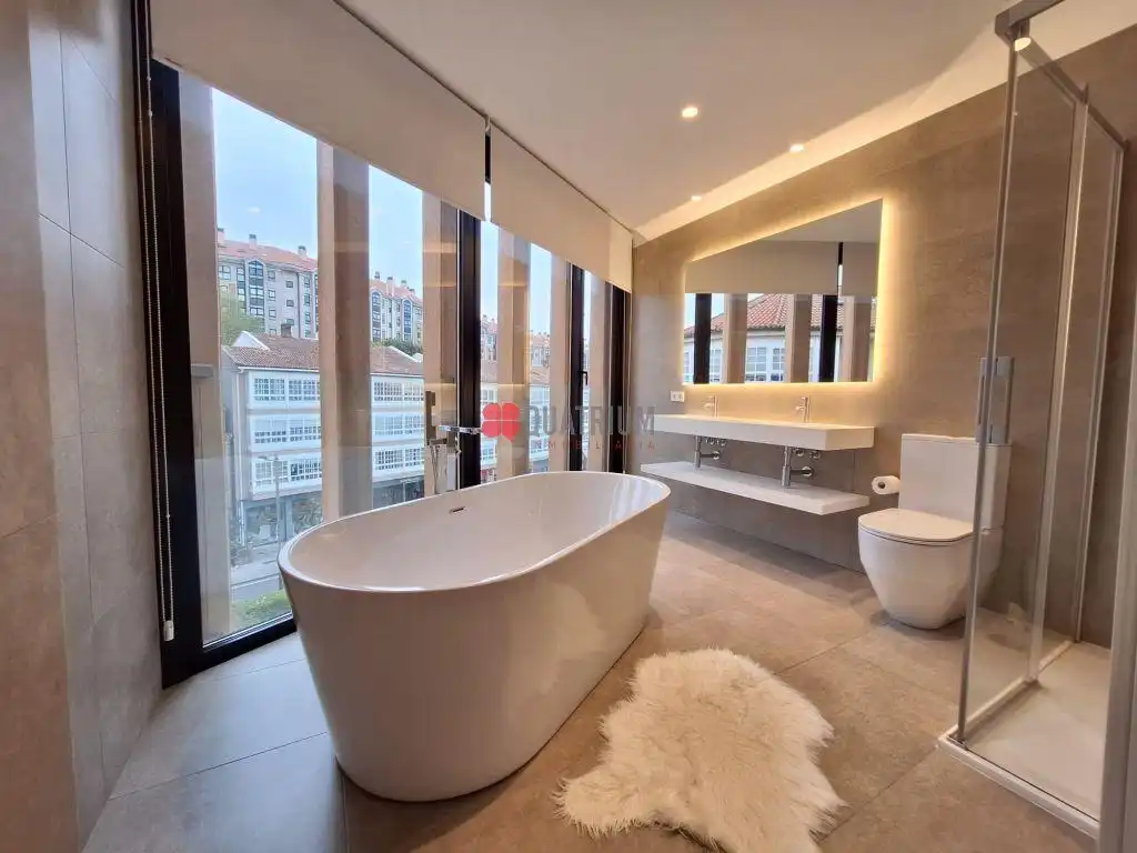 Baño de Piso de alquiler en Santiago de Compostela  con Calefacción, Terraza y Amueblado