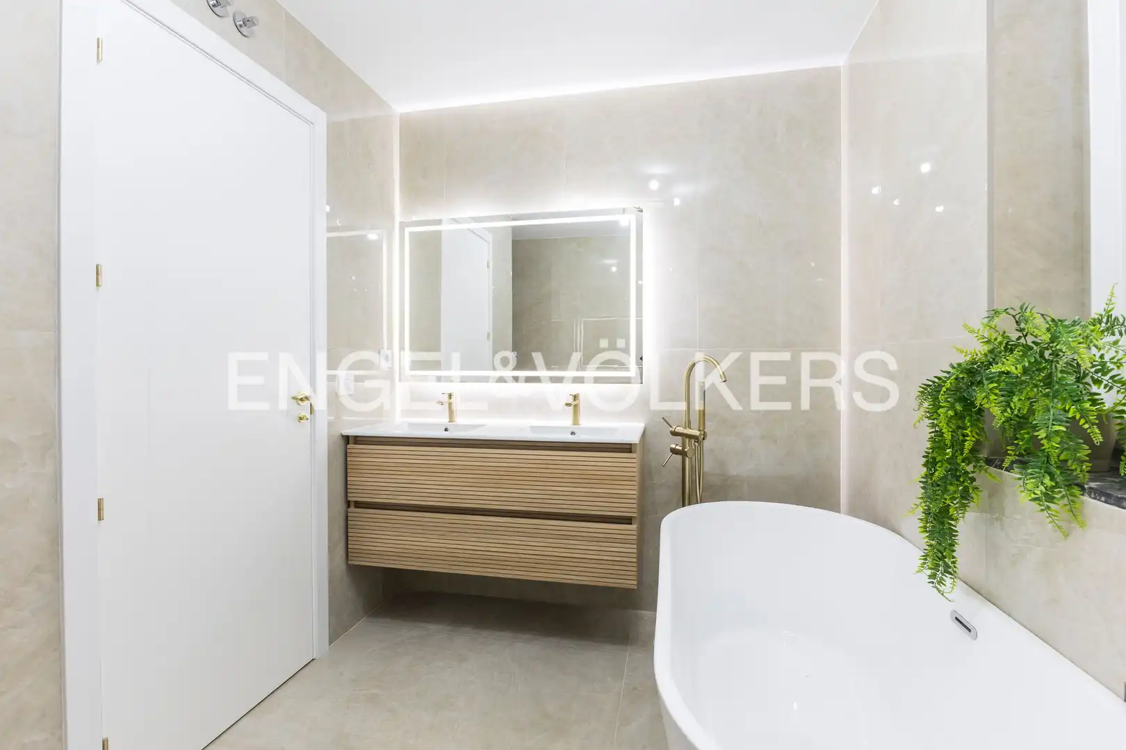 Bathroom of Flat for sale in Madrid  with Air Conditioner, Heating and Parquet flooring
