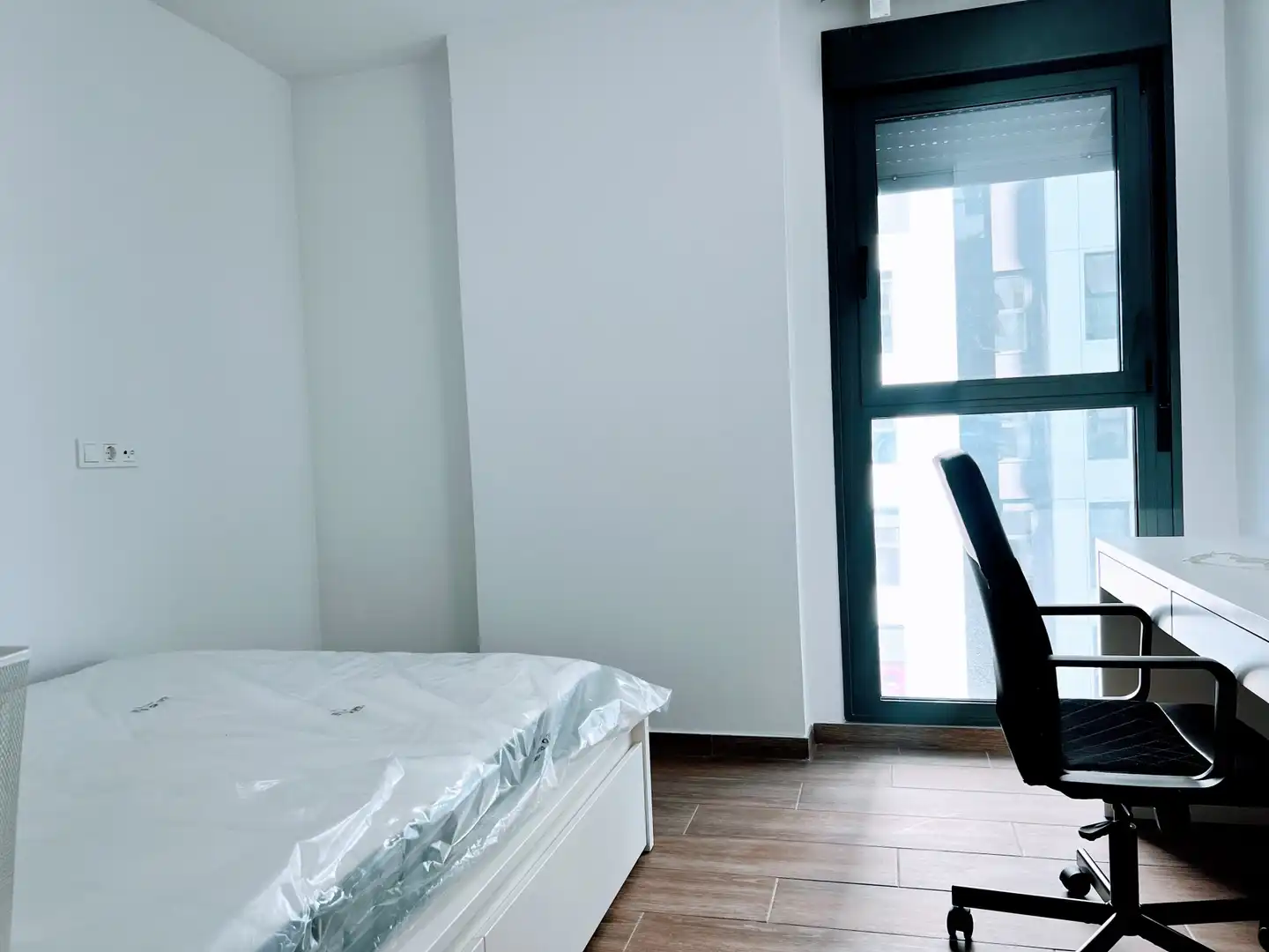 Schlafzimmer von Wohnung zur Miete in Valencia mit Terrasse, Abstellraum und Möbliert