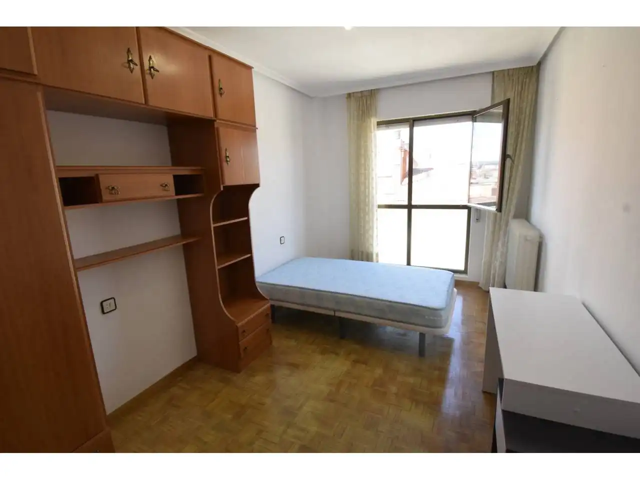 Schlafzimmer von Wohnung zur Miete in León Capital  mit Heizung, Parkett und Terrasse
