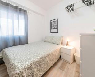 Bedroom of Flat to share in  Valencia Capital  with Washing machine and Internet