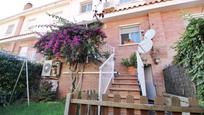 Vista exterior de Casa adosada en venda en Calafell amb Aire condicionat, Terrassa i Balcó