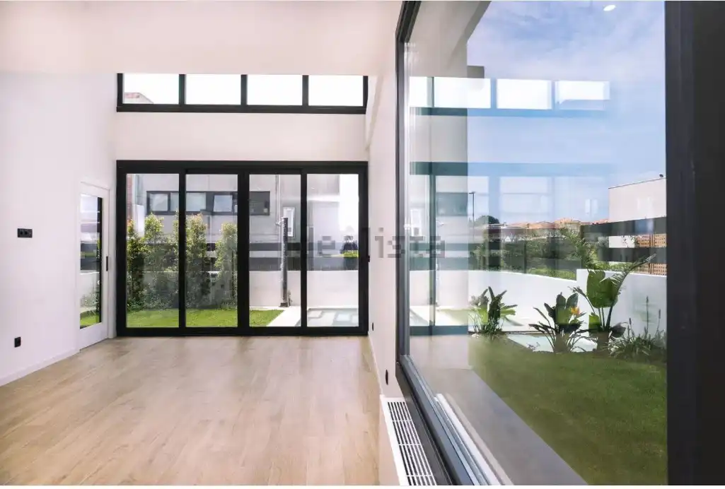 Casa adosada en venta en Vigo  con Calefacción, Jardín privado y Terraza