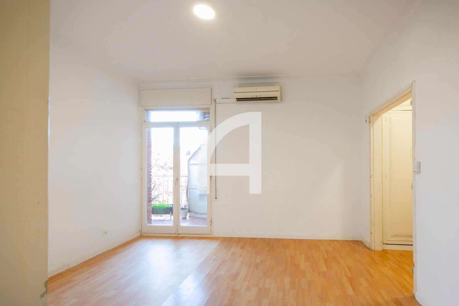 Bedroom of Flat for sale in  Barcelona Capital  with Air Conditioner, Heating and Parquet flooring