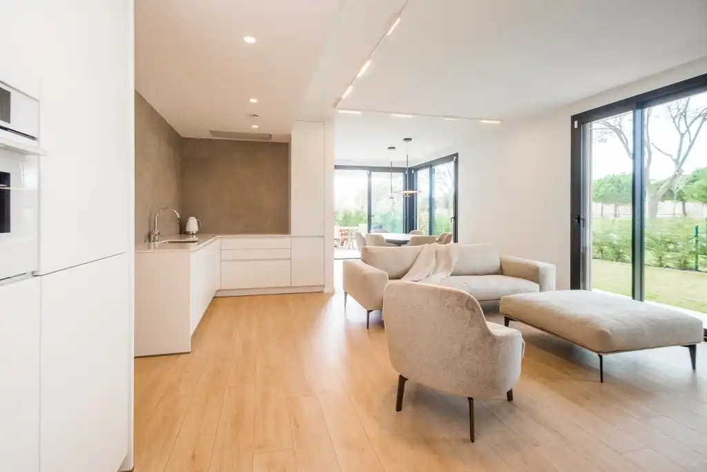 Sala de estar de Planta baja en venta en Castell d'Aro, Platja d'Aro i s'Agaró con Aire acondicionado, Calefacción y Jardín privado